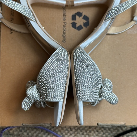 NWOT - Badgley Mischka Women's Rennie Heeled Sandal, Soft white, Size 6.5 😍🤍🩶 - Picture 11 of 17